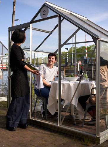 За стеклом: в Европе пытаются защитить посетителей ресторанов и пляжей прозрачными барьерами