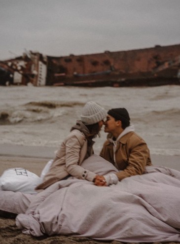 В Одессе на пляже потерпел крушение танкер. Фотограф использовал лежащее на боку судно для съемки Love story