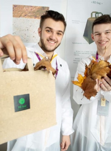 В Украине начали производить бумагу из опавших листьев – это изобретение молодого ученого