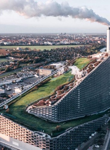 В столице Дании достроили завод, на крыше которого находится горнолыжная трасса