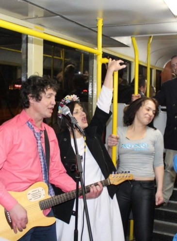 Одесситы на свадьбу арендовали трамвай и колесили на нем несколько часов по городу под живую музыку от известного панк-рокера