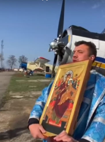 В Одессе священники устроили «небесный крестный ход», летая на самолете с иконами