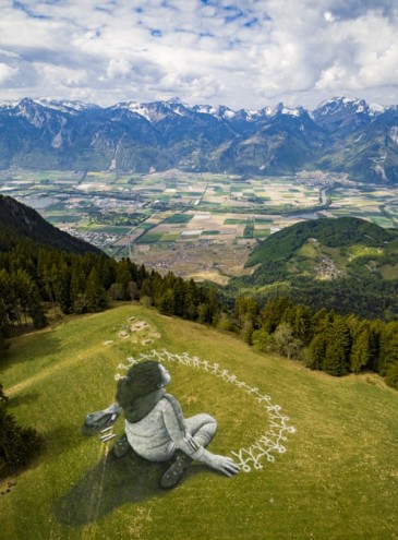 «Вне кризиса»: художник создал гигантскую ленд-арт картину в Альпах