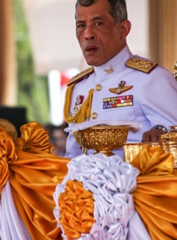Король Таиланда изолировался на время карантина в альпийском отеле с гаремом и слугами