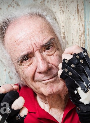 Известный бразильский пианист после 22 лет болезни снова смог играть благодаря бионическим перчаткам