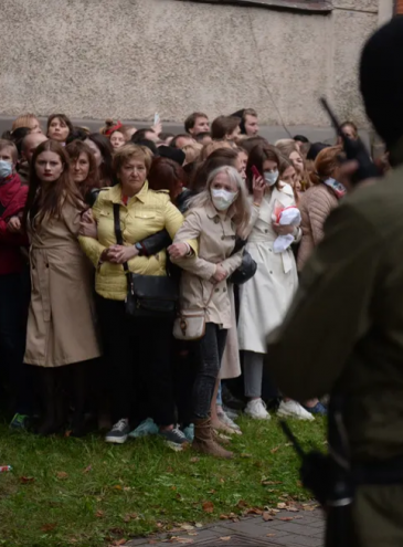 История в одном фото: женщины в Минске перед задержанием полицией