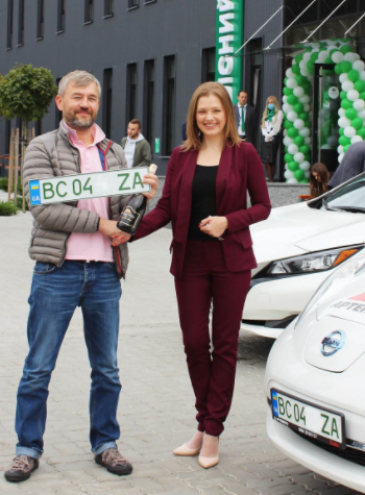 Водителям электромобилей начали выдавать зеленые номера: они дают преимущество