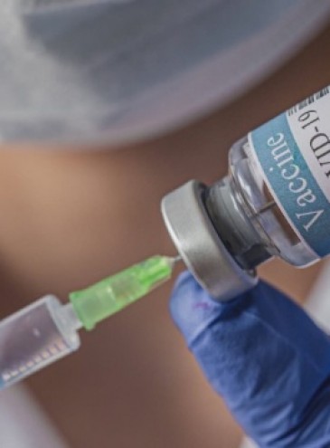 В Украине начнут вакцинировать через очередь в «Дії» всех желающих, но не с 15 мая