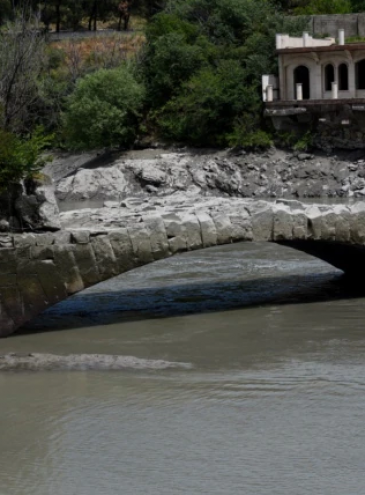 В Грузии из-под воды появился древний мост Помпея, которому больше 2000 лет