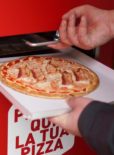 В Италии впервые стали продавать пиццу из автомата круглосуточно