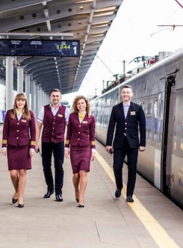 Укрзалізниця набирає стюардів – вони будуть допомагати пассажирам на вокзалах