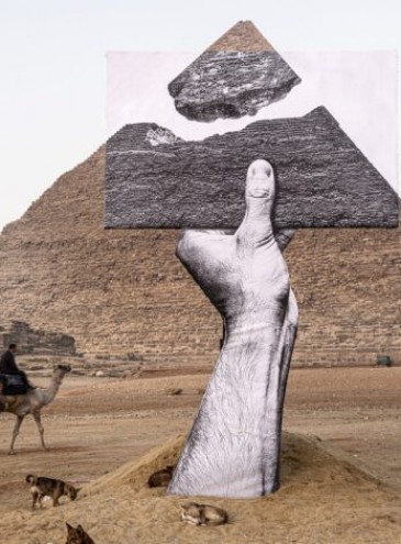 У єгипетських пірамід в долині Гізи вперше провели виставку сучасного мистецтва