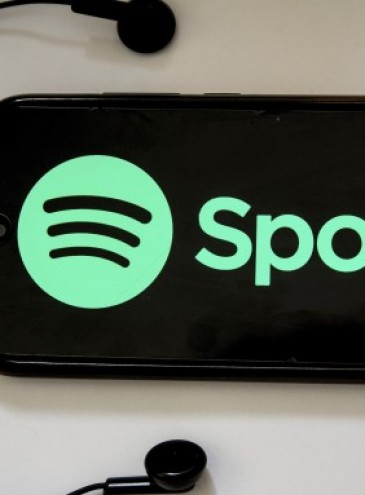 Spotify втратив 2,1 мільярда доларів через конфлікт із подкастом Рогана і переглянув свої правила