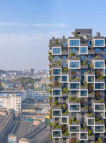 У Китаї відкрили перший житловий комплекс із «вертикальним лісом»