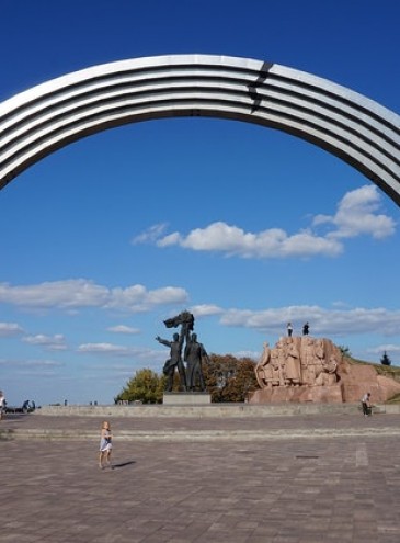 У Києві перейменують Арку дружби народів і біля 300 вулиць, а скульптури під аркою демонтують
