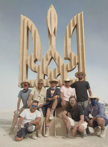 На Burning Man 2022 з’явився 5-метровий Тризуб Свободи на підтримку  України