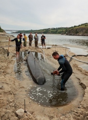 На обмілілому березі Дніпра знайшли човен, якому можливо 500 років